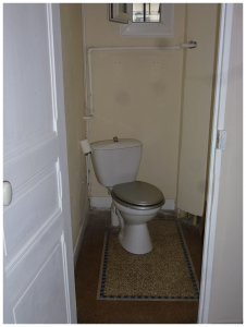 WC en biais avant rénovation, non suspendus