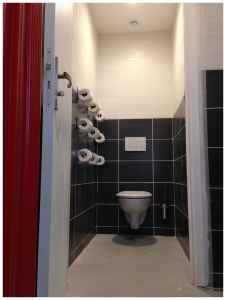 WC suspendus après rénovation, demi-mur en carrelage